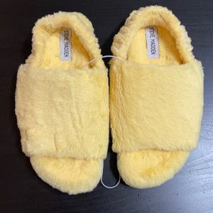 STEVE MADDEN FIDGET FAUX FUR SLIPPER
